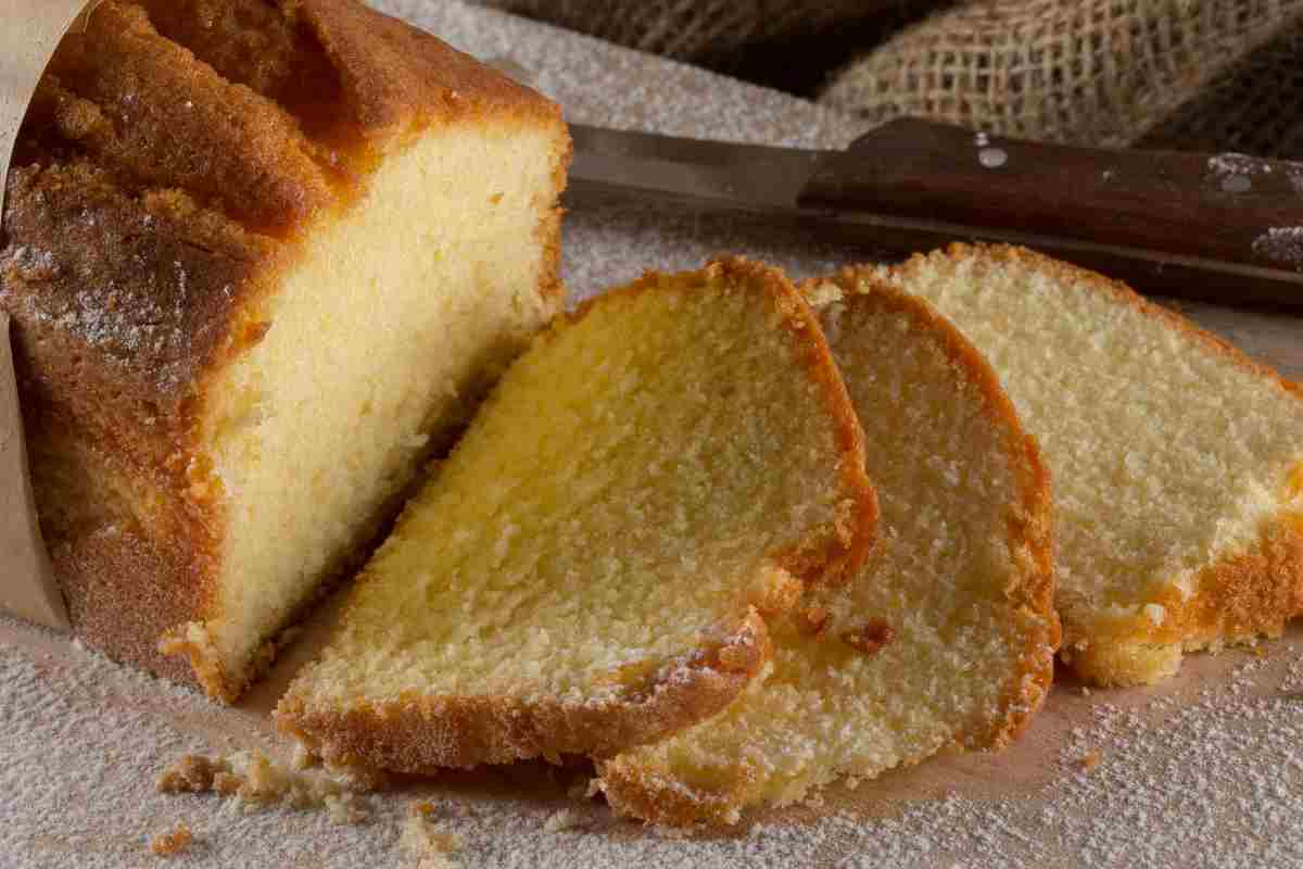 Plumcake tagliato a fette su un tagliere di legno