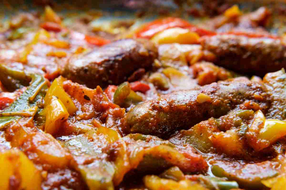 Salsiccia al sugo con patate