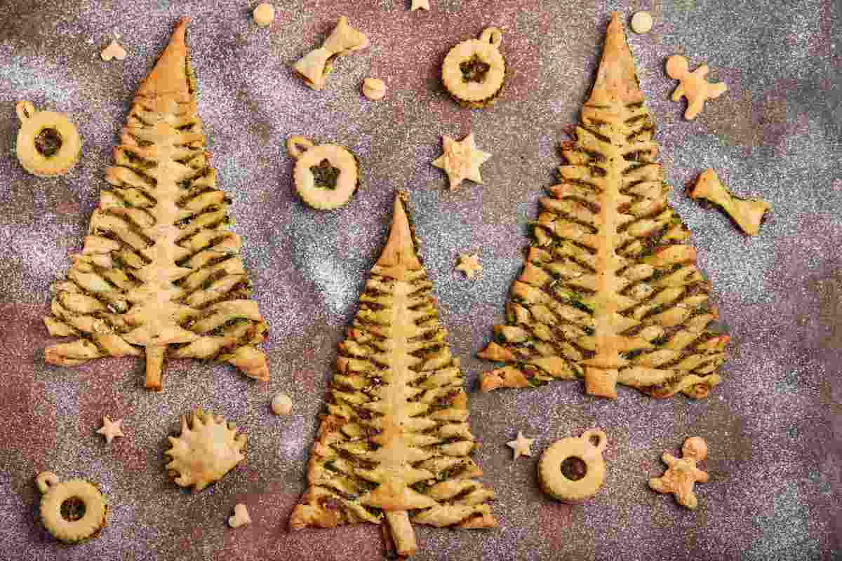 Albero di Natale di pasta sfoglia con pomodorini ricetta