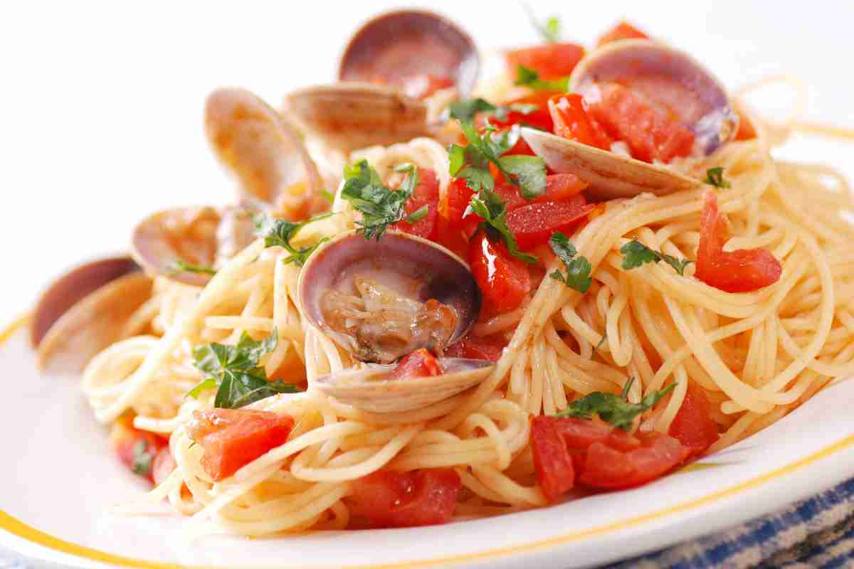 Spaghetti vongole e pomodorini ricetta