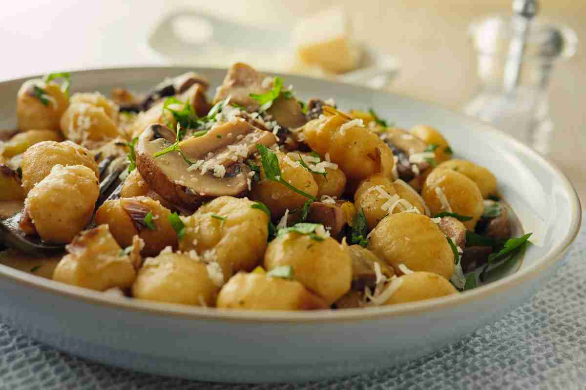 Gnocchi di polenta con funghi e salsiccia