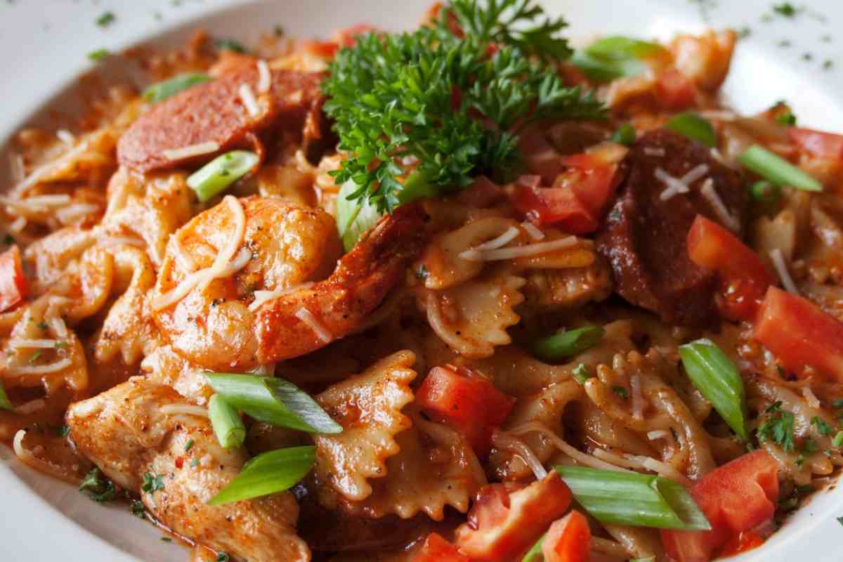 farfalle sfiziose con sugo di pesce facile ricetta