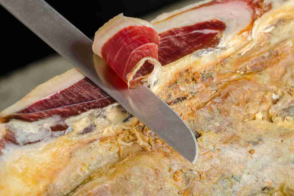 Come si taglia il prosciutto con il coltello