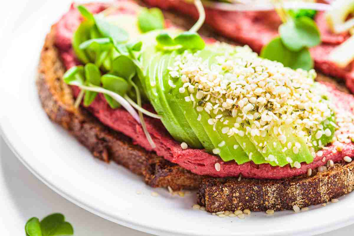 Ricetta toast con hummus di rapa e feta