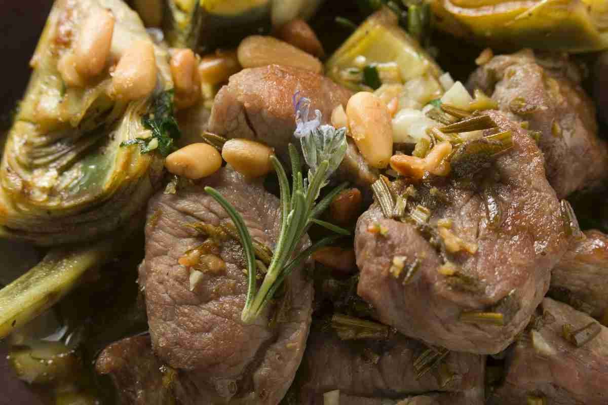 Agnello con i carciofi in padella