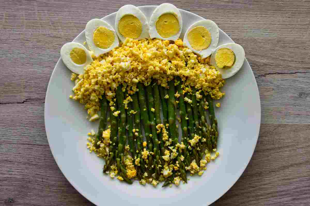 Asparagi con salsa mimosa