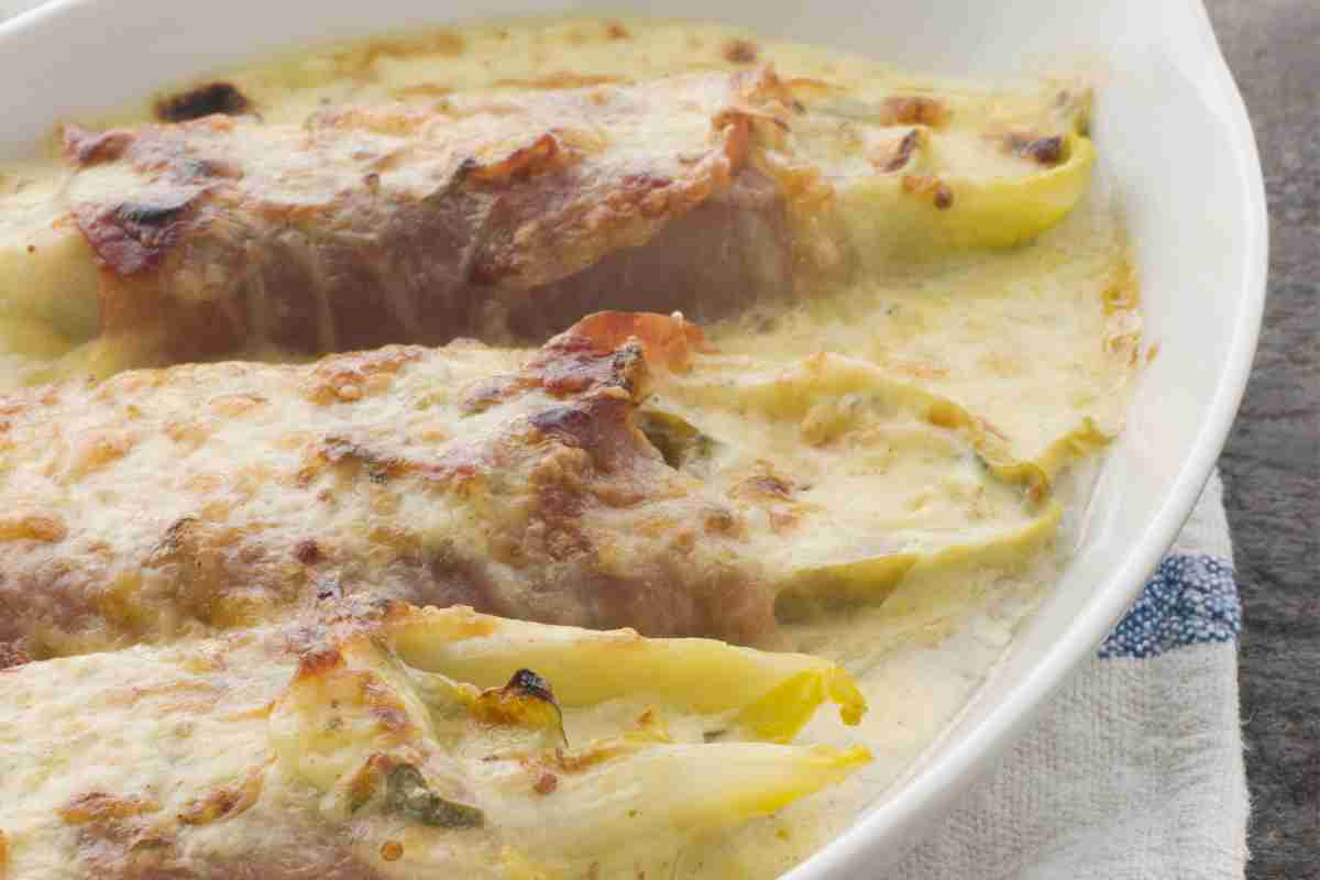 Involtini di insalata belga e pancetta al forno