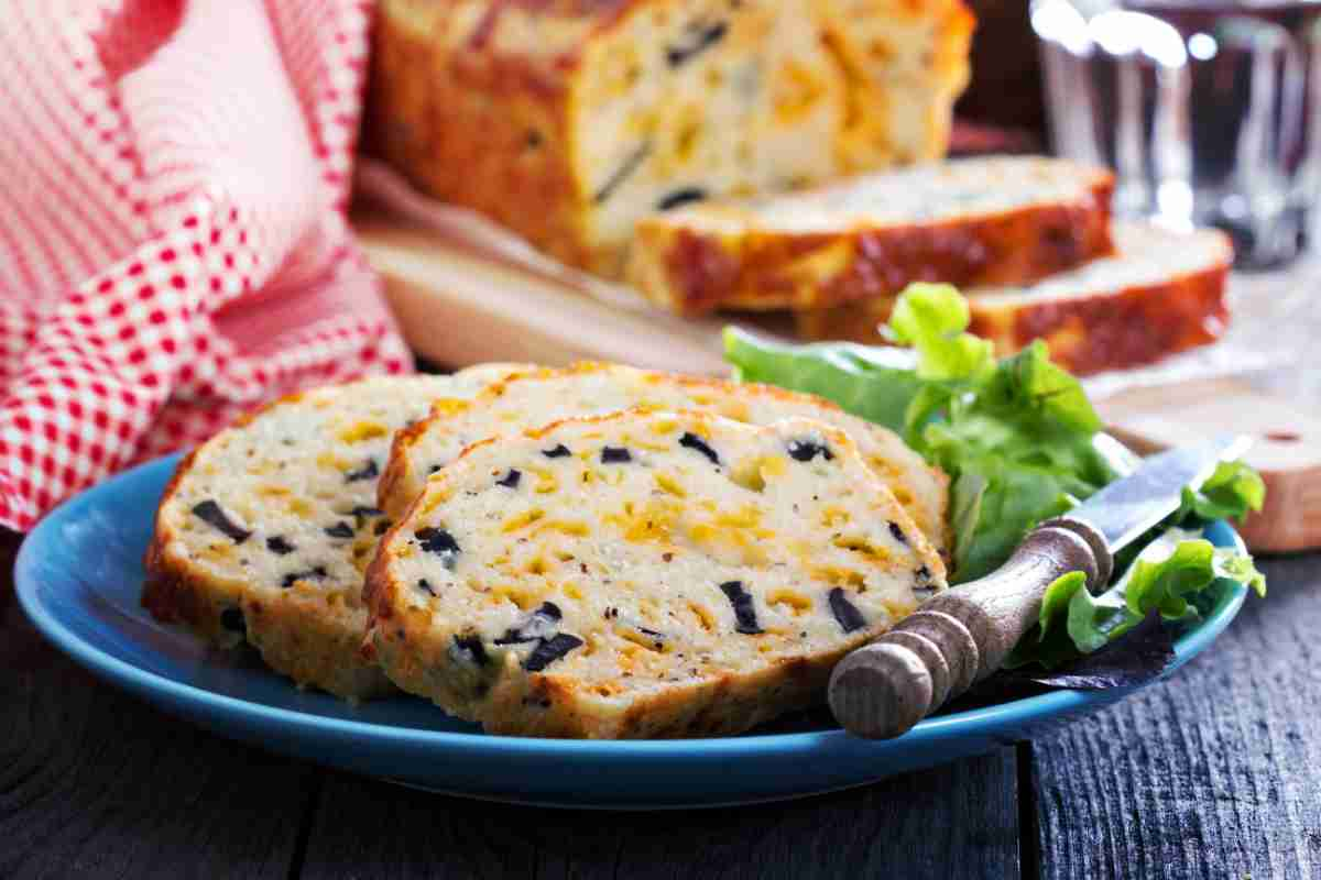 Plumcake salato formaggio e olive nere