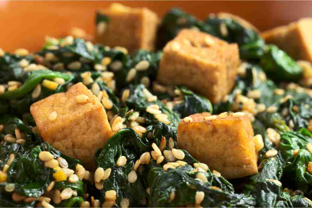 Spinaci con il tofu in padella