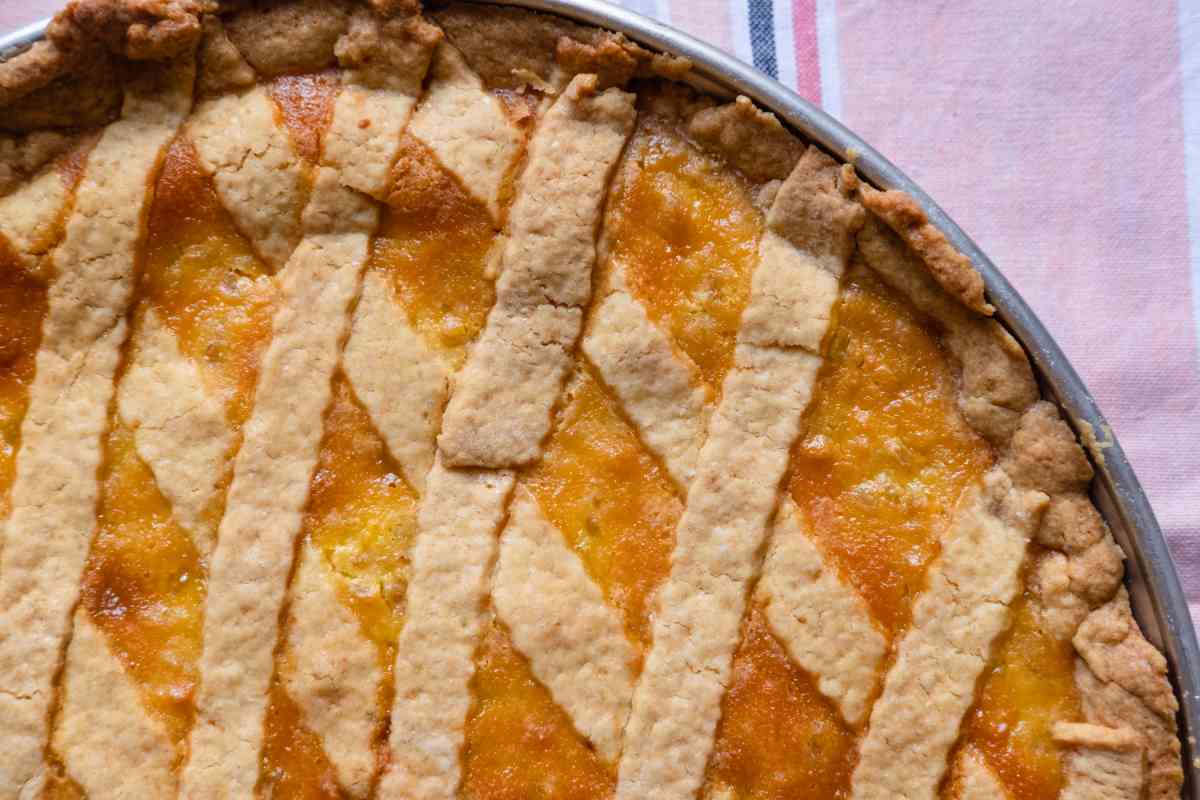 Primo piano di una pastiera napoletana appoggiata sul tavolo