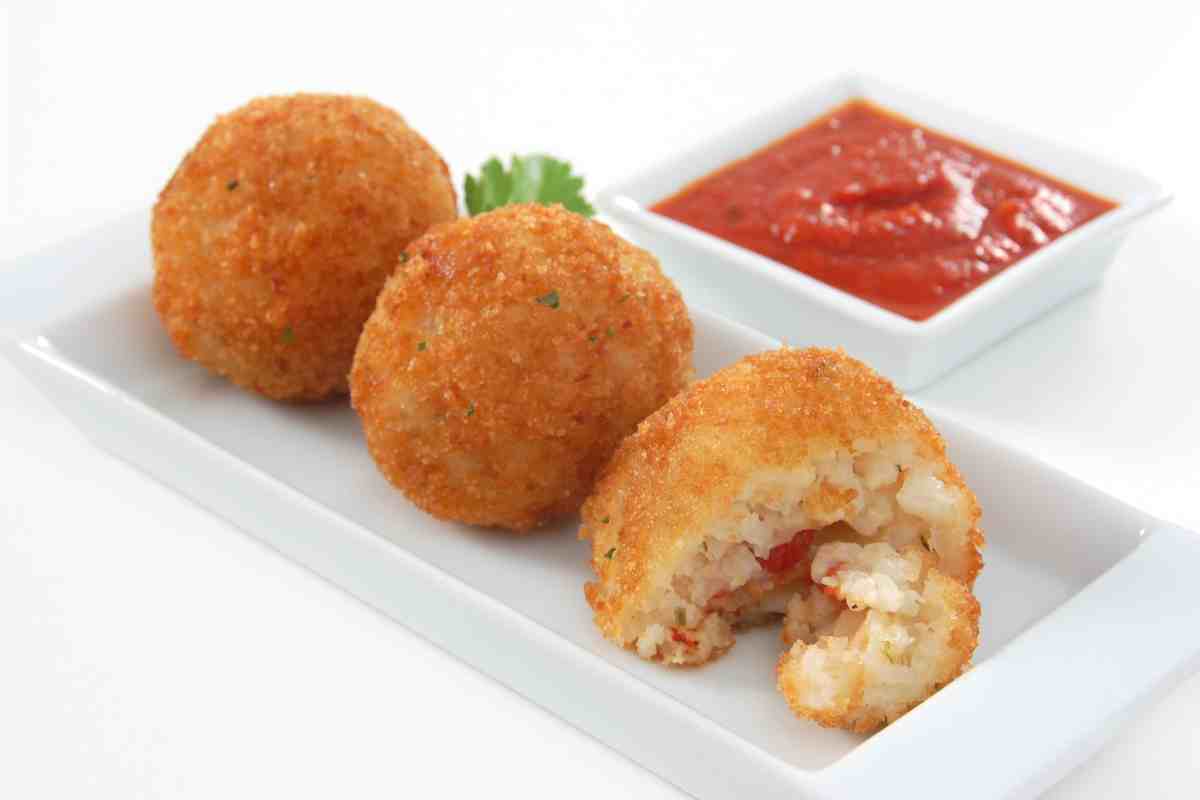 Arancini con i gamberi in un vassoio rettangolare