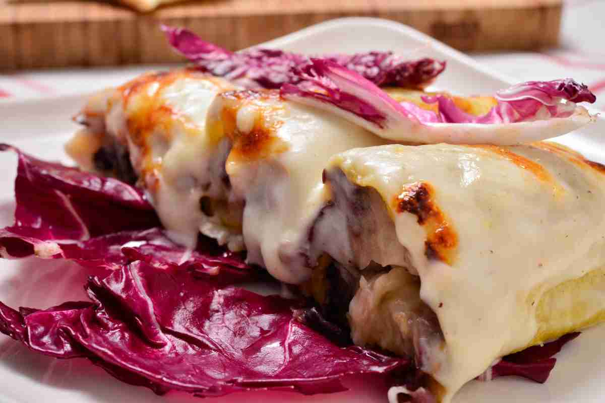 tre cannelloni ripieni di radicchio e taleggio