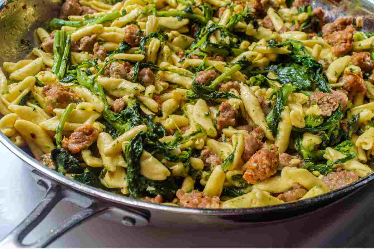 padella con cavatelli con la salsiccia e le cime di rapa per la ricetta del giorno