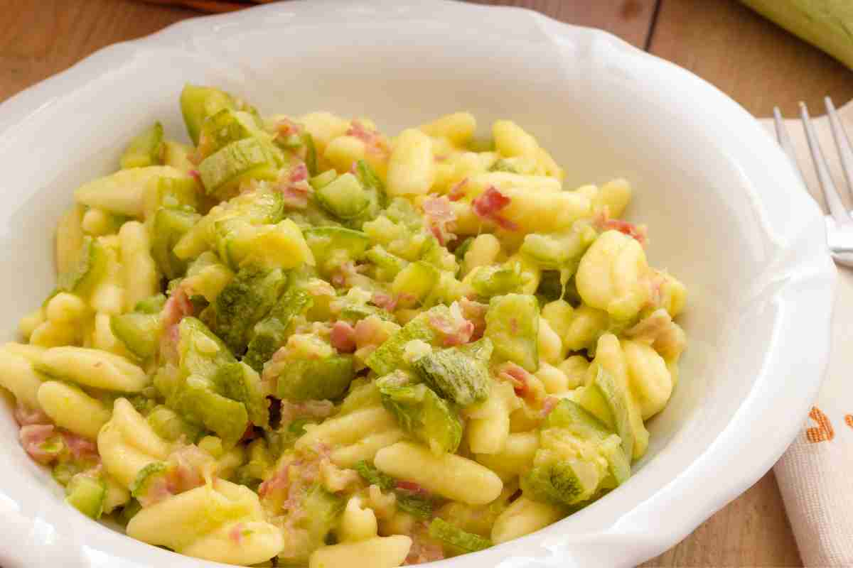 Cavatelli zucchine e pancetta appena preparati