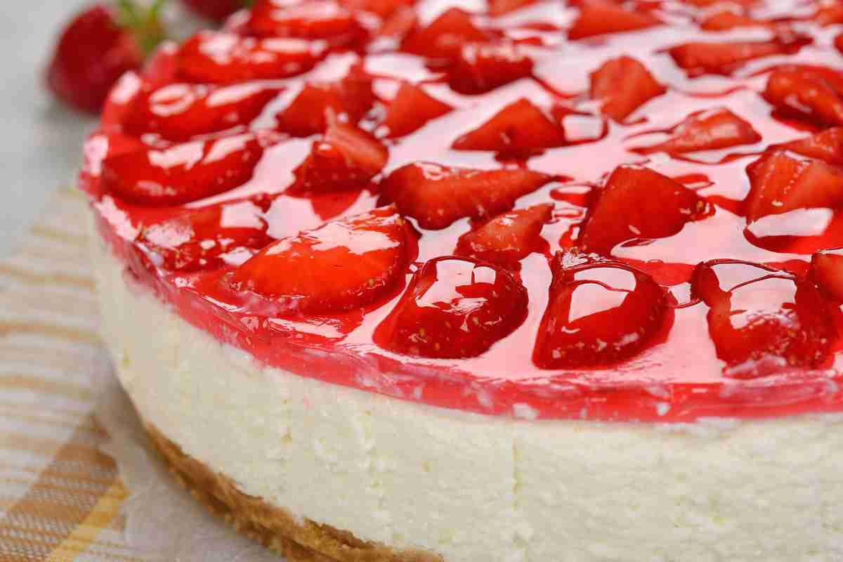 Cheesecake alle fragole per il dolcetto facile e veloce di oggi