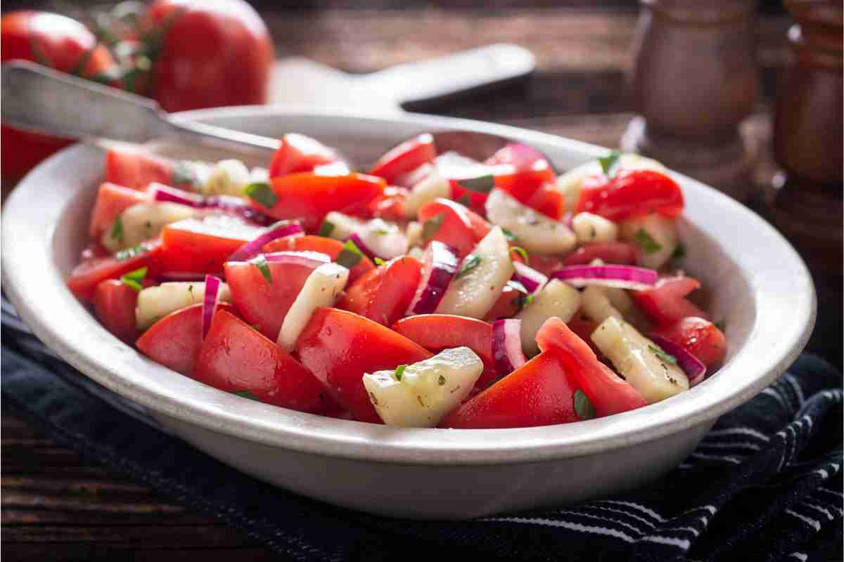 Piatto fondo con insalata di cetrioli, pomodoro e cipolle di Tropea