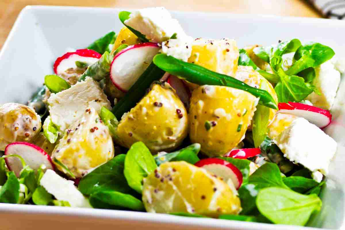 Insalata di patate novelle con songino, ravanello, formaggio e maionese