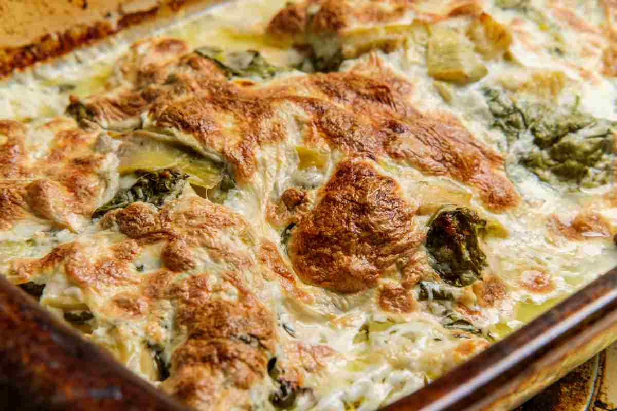 Lasagna bianca con carciofi e salsiccia nella pirofila