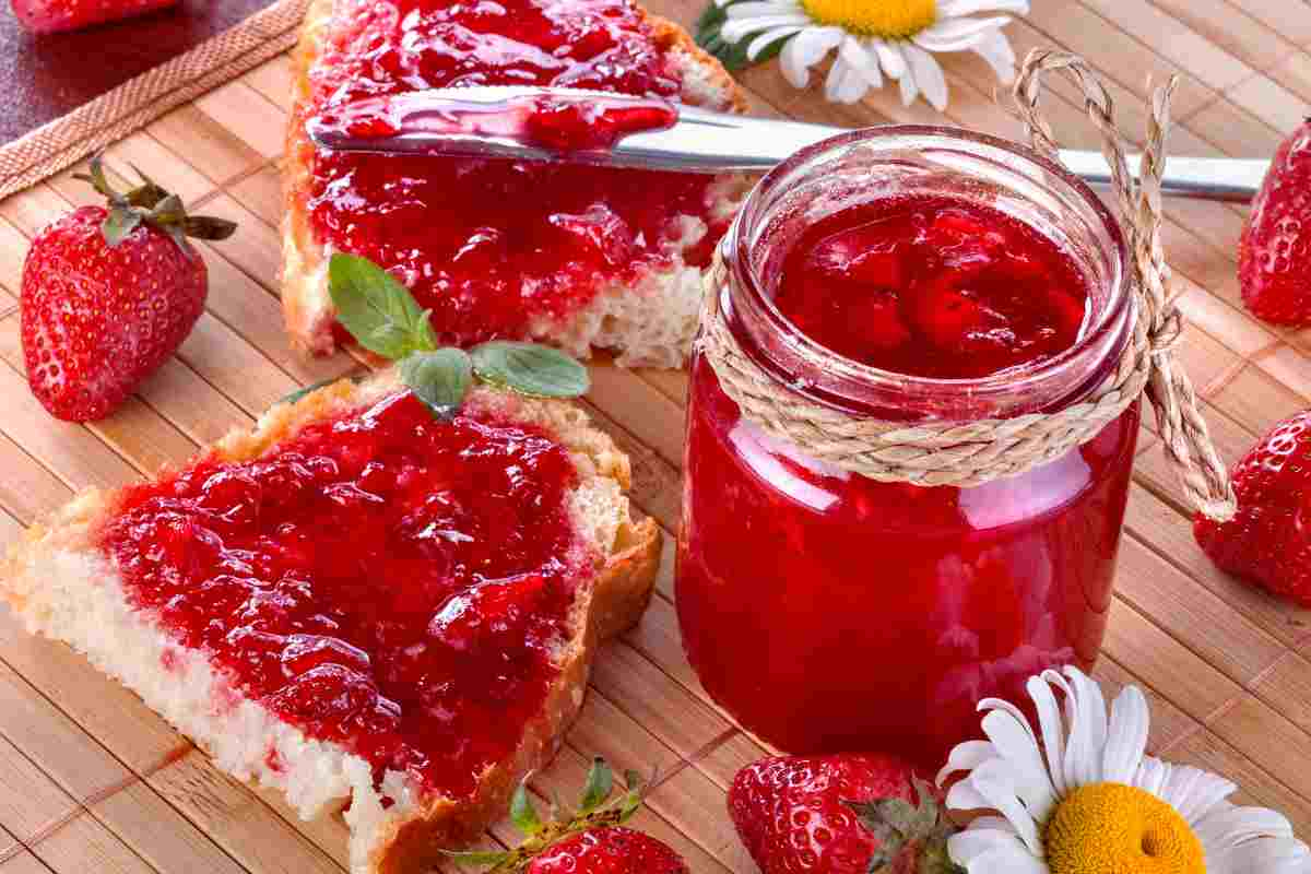 Marmellata di fragole su fette di pane