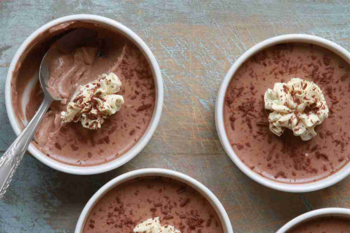 coppette con mousse al cioccolato e panna per il dolcetto facile e veloce