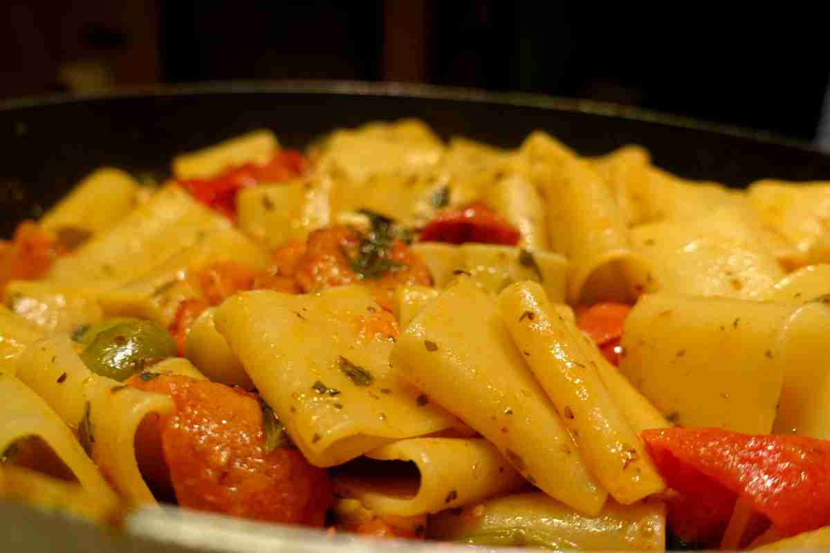 primo piano sui paccheri alla marinara