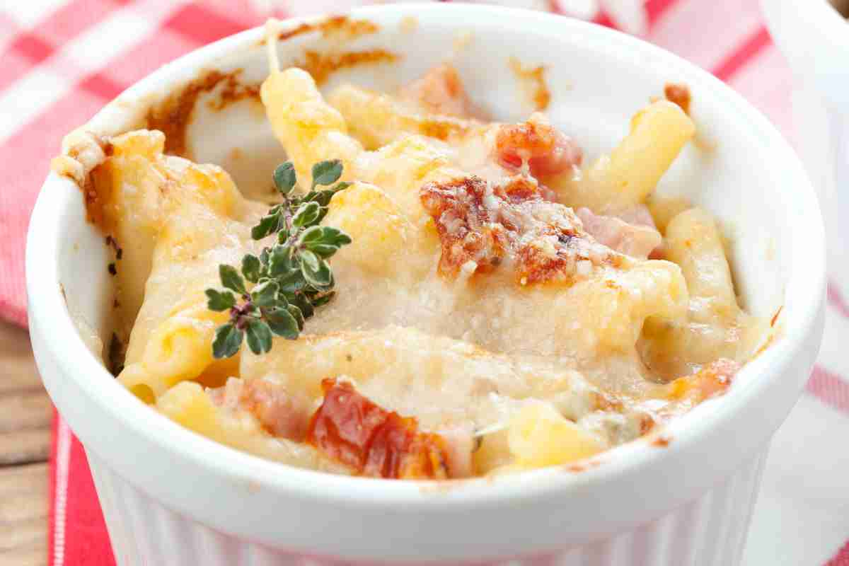 Pasta gratinata con la pancetta in cocotte di ceramica