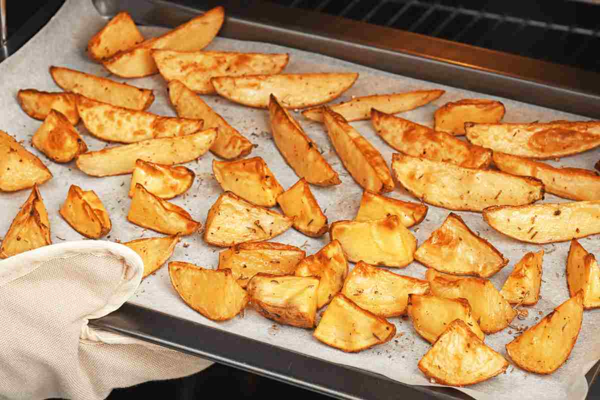 Patate a spicchi con la buccia al forno in teglia