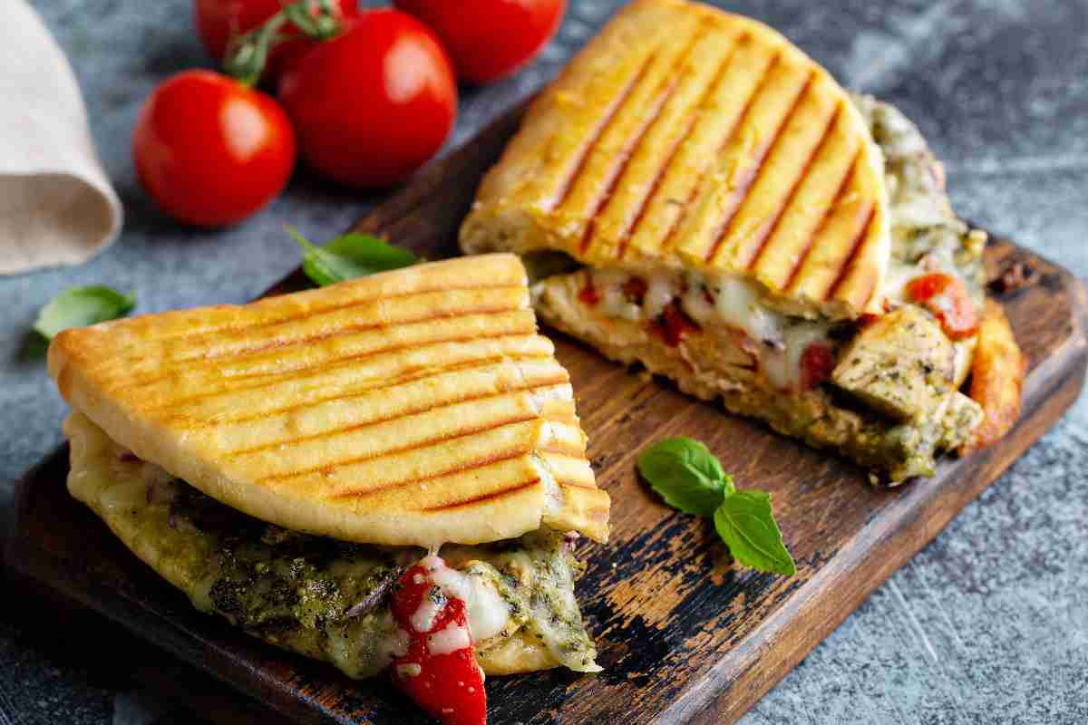 tagliere di legno con sopra sandwiches vegetariano