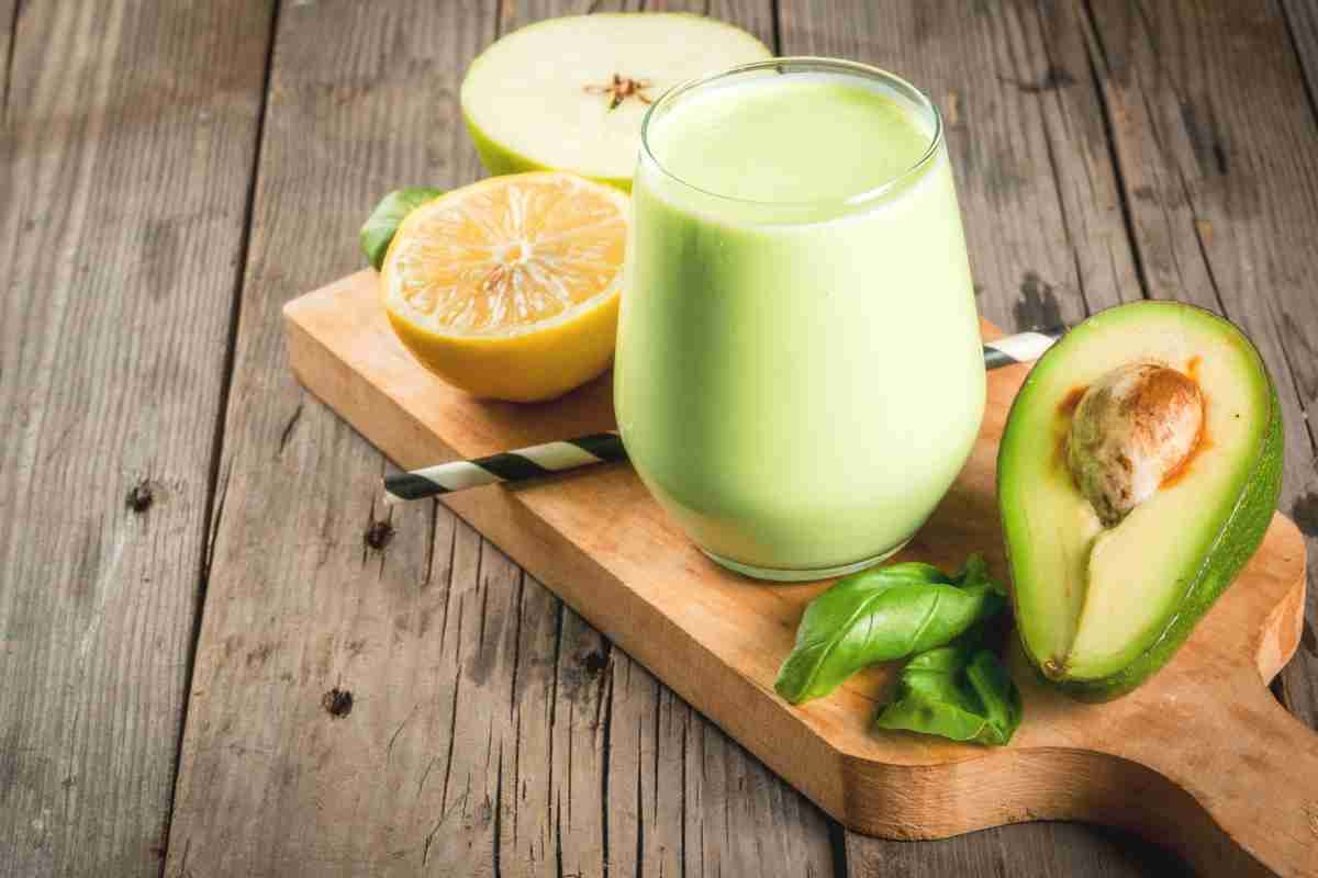 Smoothie all'avocado su tagliere