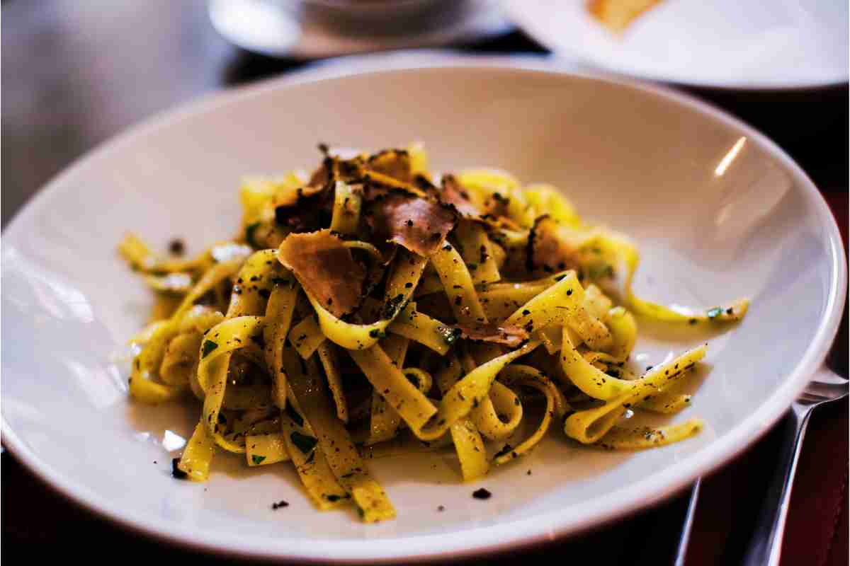 Tagliatelle al tartufo in un piatto bianco