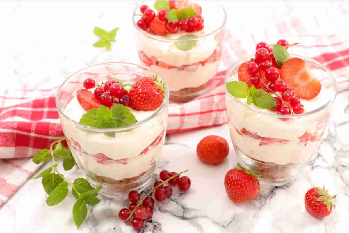 Tiramisù fragole e panna vegetale per il dolcetto facile e veloce di oggi