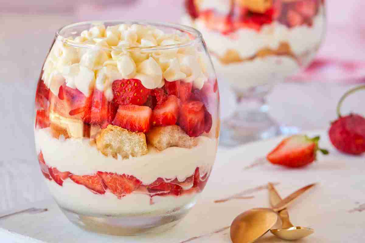 Tiramisù fragole e panna vegetale per il dolcetto facile e veloce di oggi