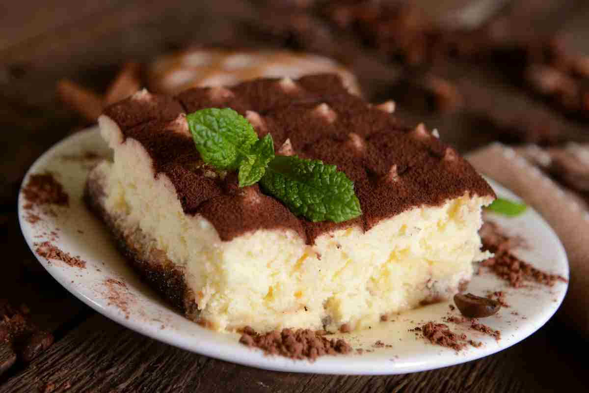 Porzione di tiramisù senza glutine in un piatto