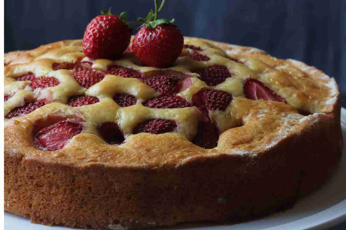 vassoio con torta alle fragole per il dolcetto facile di oggi