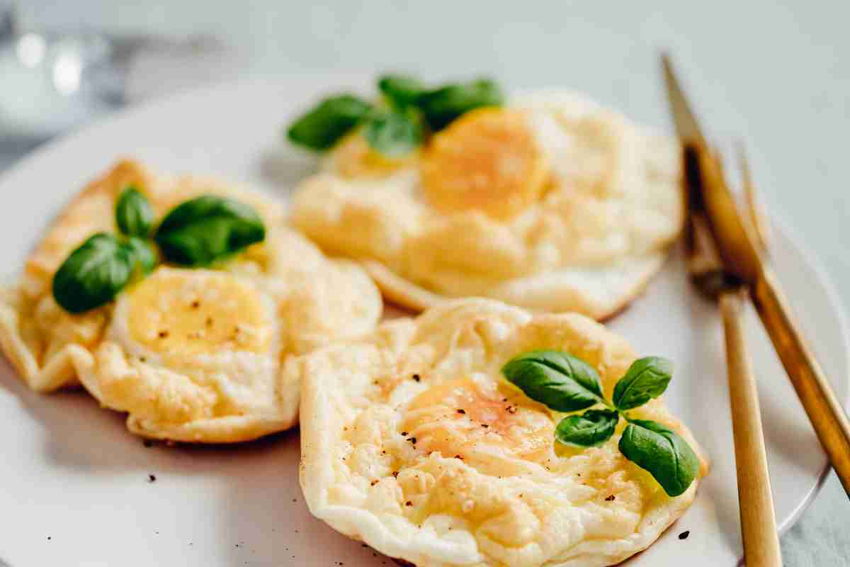 tre uova nuvola in un piatto per la ricetta del giorno