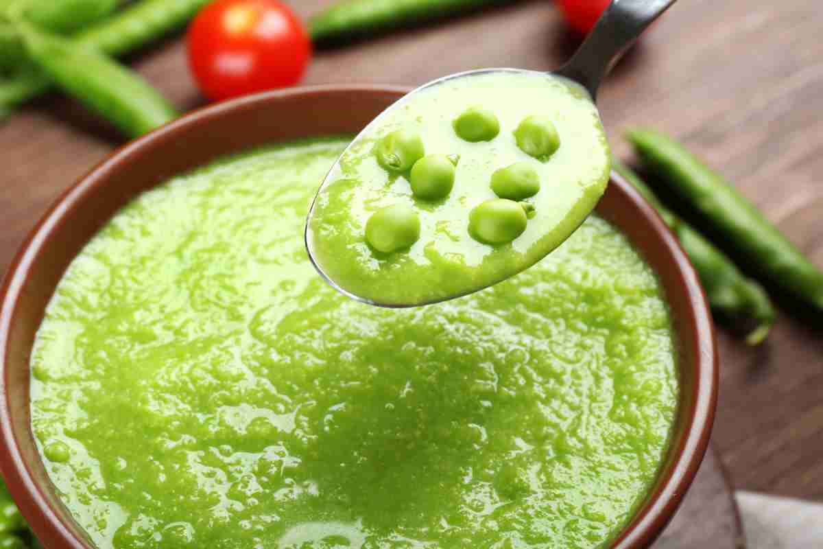 Zuppa di piselli e menta in una ciotola di terracotta