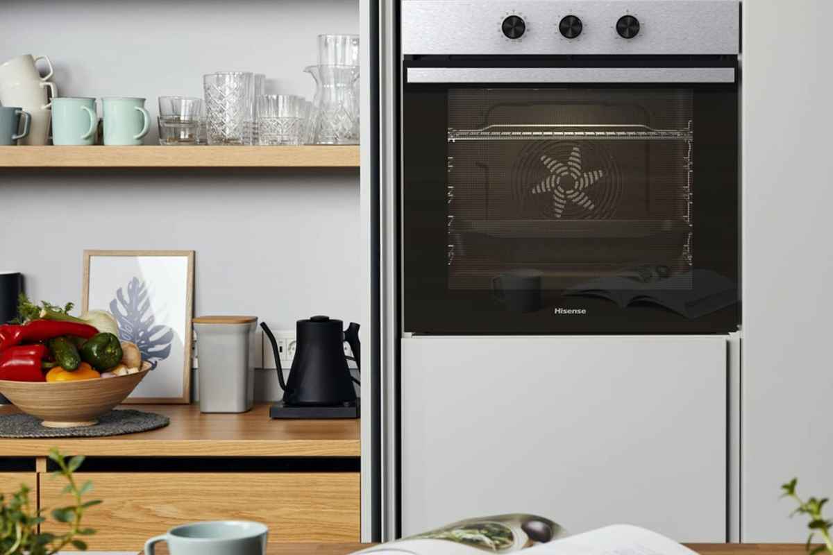 Un forno a incasso dentro a una cucina con tanti altri oggetti