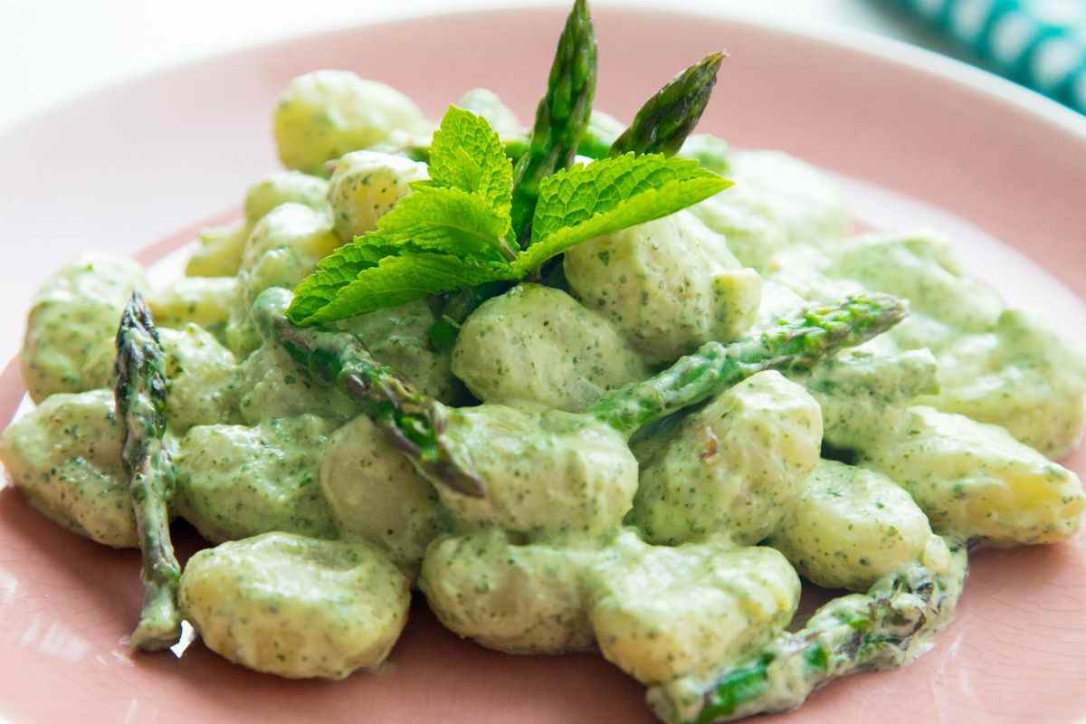 gnocchi con asparagi, yogurt e menta ricetta