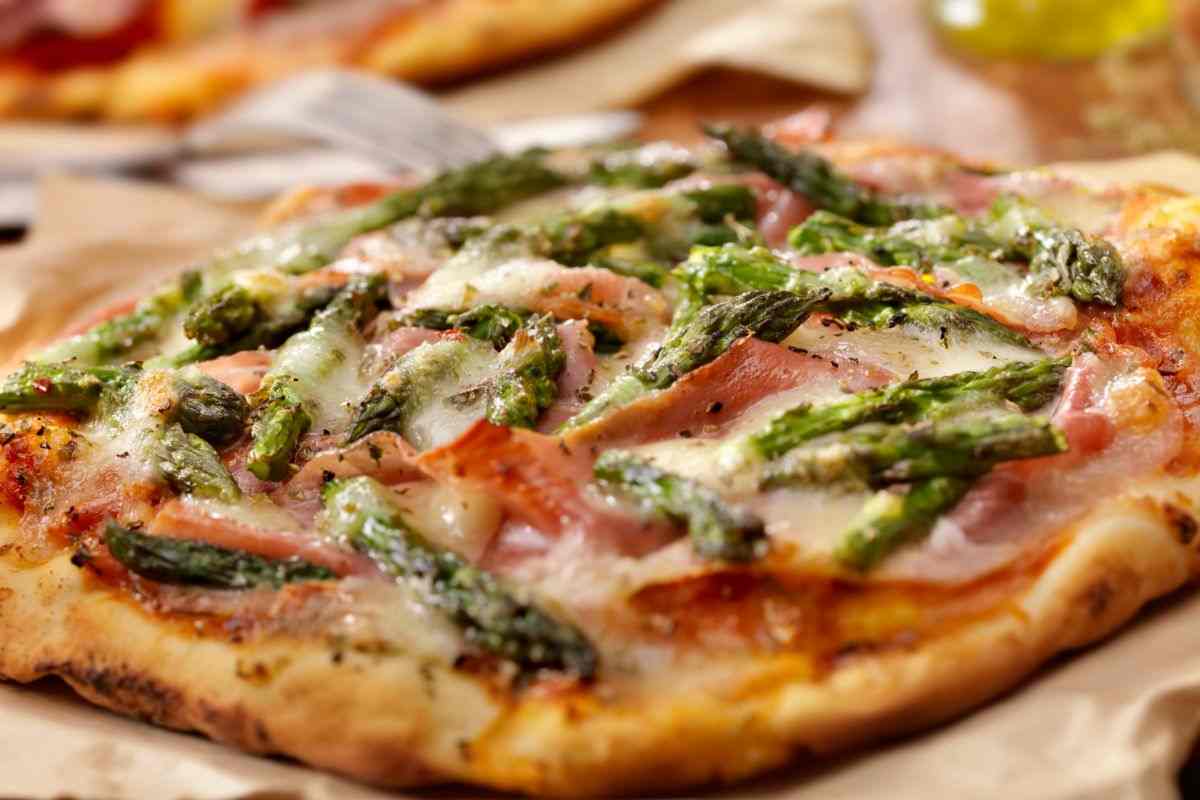 pizza con asparagi e prosciutto ricetta