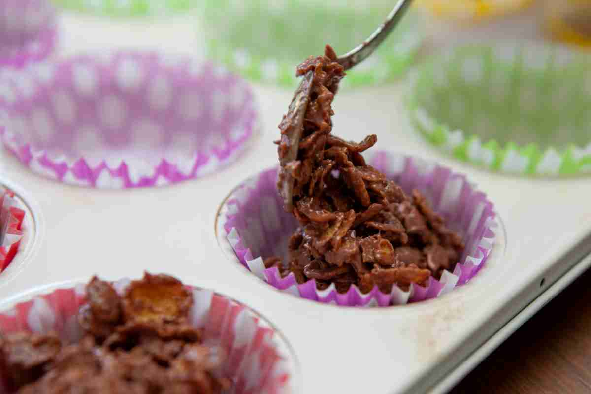 Biscotti corn flakes e cioccolato in un pirottino prima della cottura