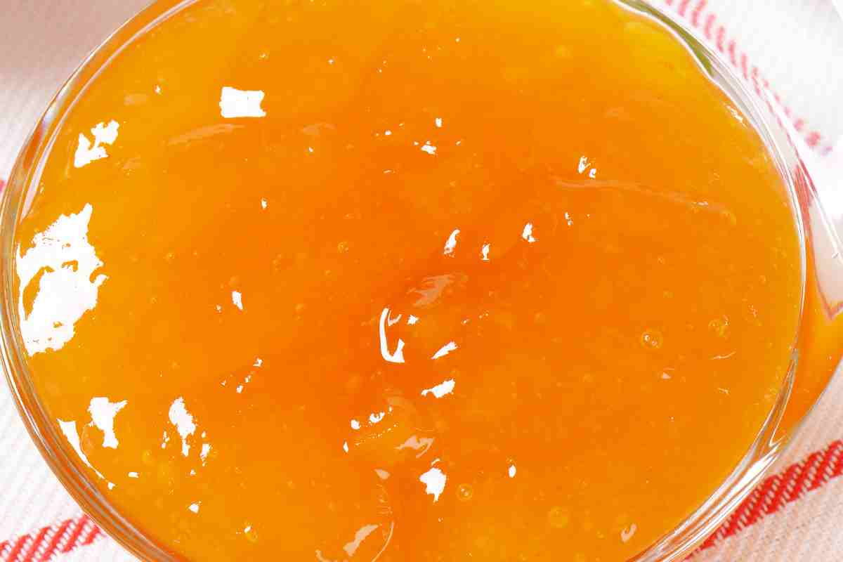 marmellata di albicocche liscia in una ciotola di vetro