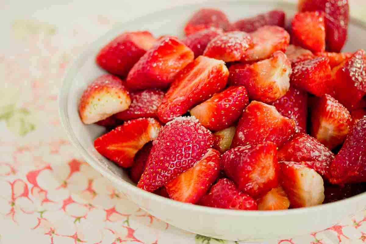 Coppa di fragole e limone con zucchero sopra