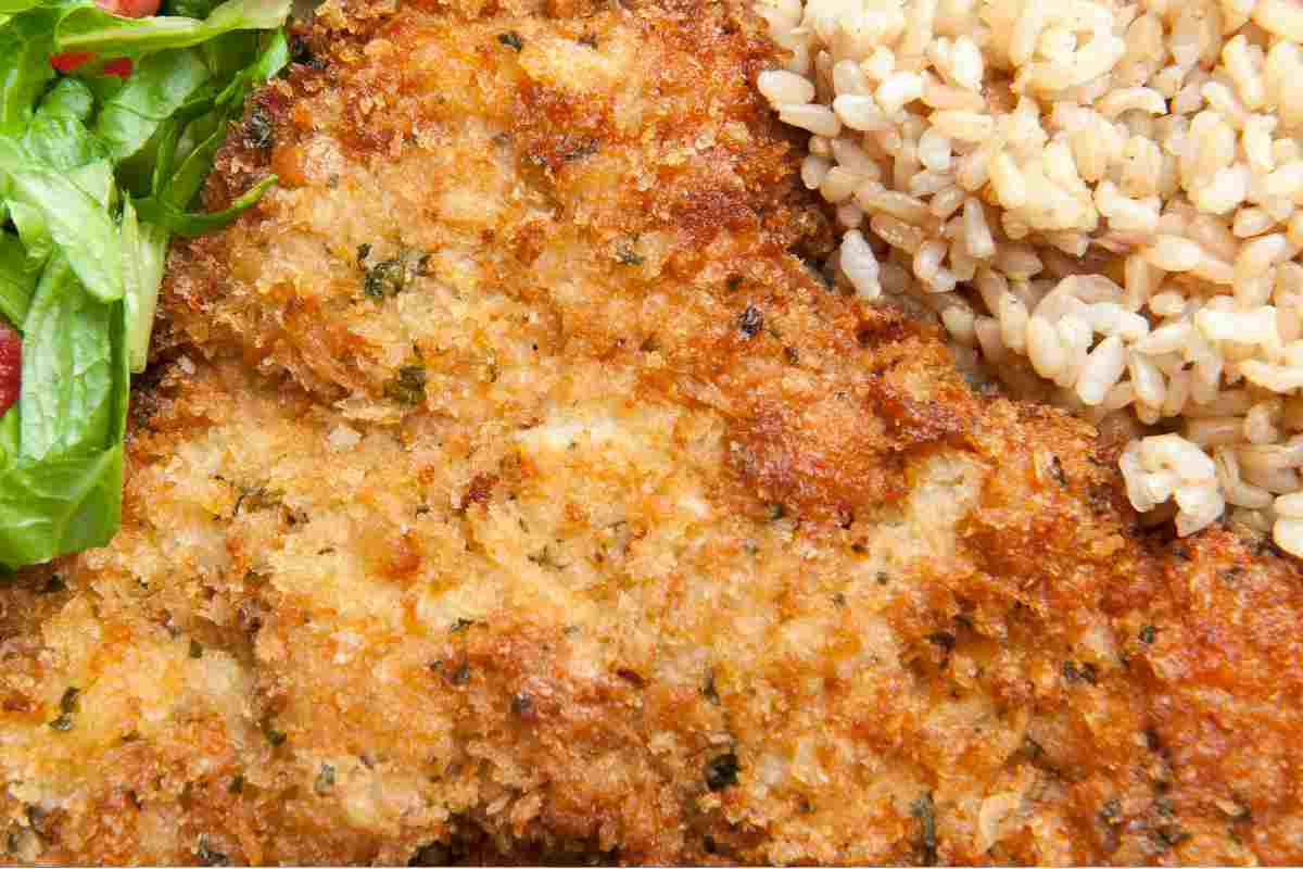 Cotoletta con la doppia panatura con contorno di insalata e riso bianco