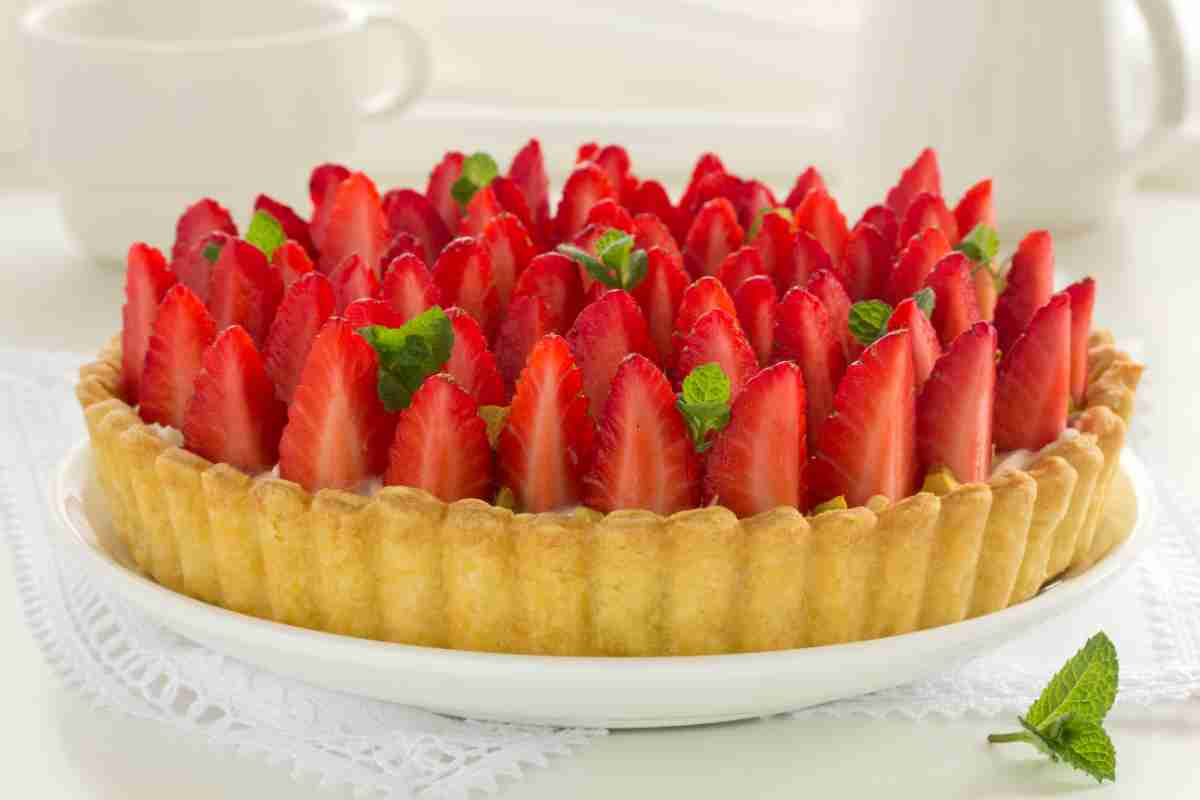 Crostata al mascarpone e fragole fresche su vassoio tondo