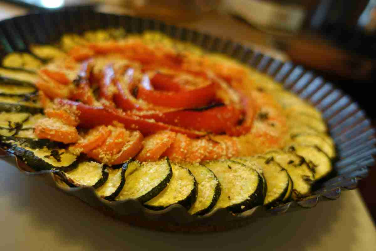 Fiore di verdure gratinate disposte in una teglia