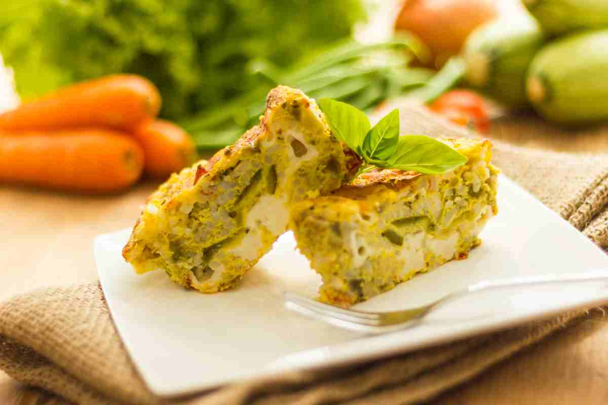 Flan di scamorza e zucchine tagliato a metà in un piatto