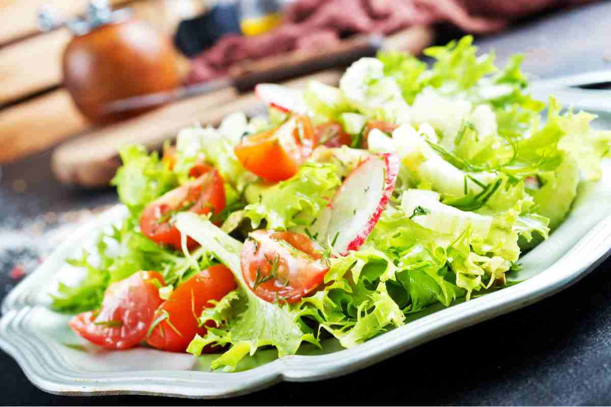 tipi di insalata diversi in un piatto con poche calorie