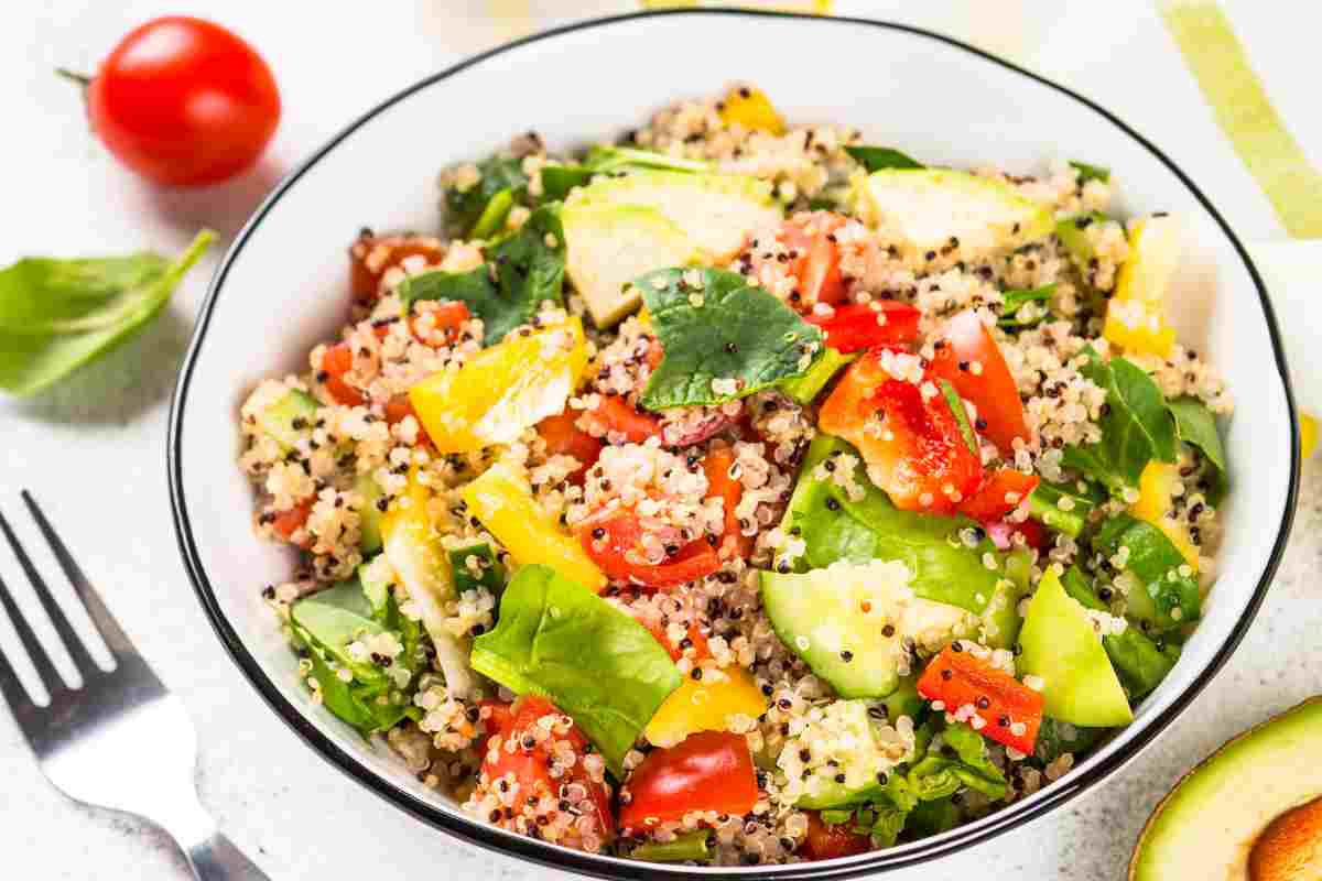 Insalata di quinoa in ciotola con bordo scuro