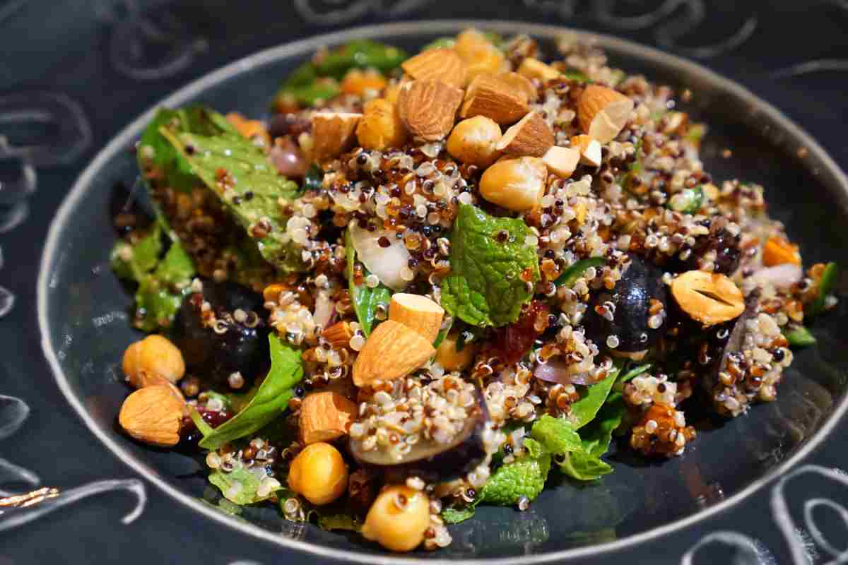 Insalata di quinoa e frutta secca in un vassoio