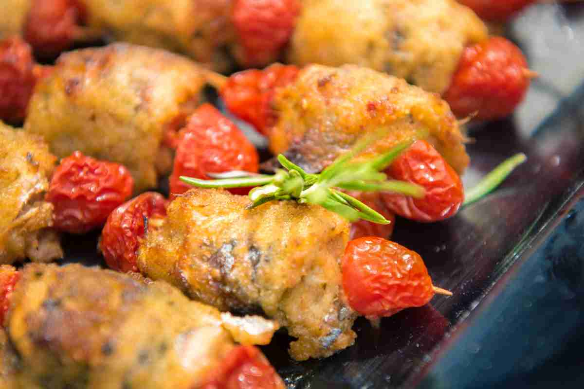 Involtini di sarde con pomodorini appena tolti dal forno